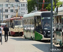 Городские зарисовки. Челябинск, пешеходный переход, остановка общественного транспорта, гэт, городской электротранспорт, трамвай