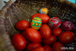 Глава Екатеринбурга в Верх-Исетском районе. Екатеринбург, пасхальные яйца, корзина с яйцами