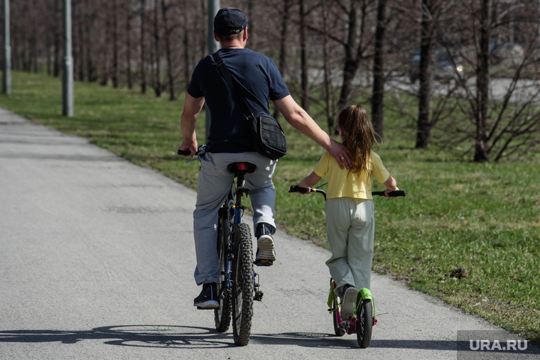 Самый жаркий день в апреле. Екатеринбург , тепло, жара, велосипед, активный отдых, весна, самокат, отец с дочерью