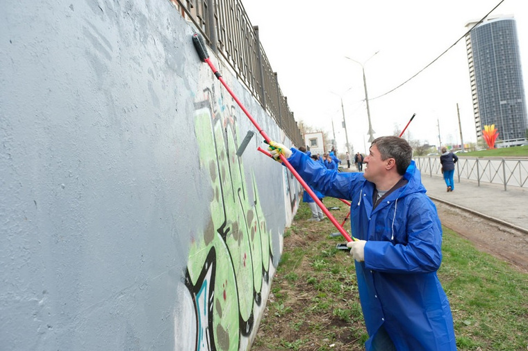 Махонин закрасил граффити на заборе в Мотовилихе в Перми