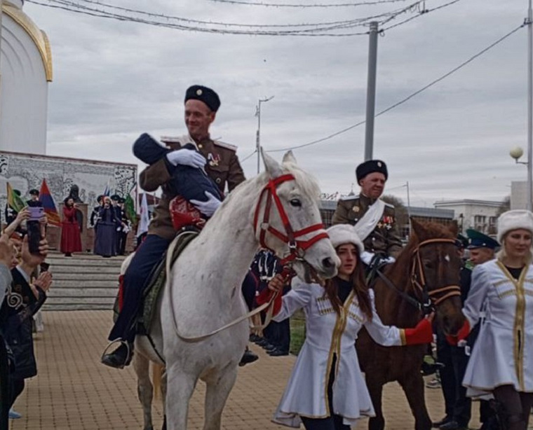 Курганские казаки отправились в конный поход в Улан-Батор
