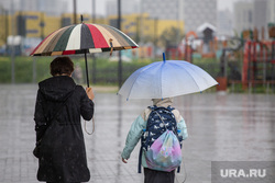 Дождливый клипарт. Екатеринбург.ЛГБТ, непогода, мама с дочкой, осень, дождь в городе