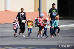 Виды города. Курган, семья, дети, дети бегут, переход через дорогу, многодетная мама, многодетная мать