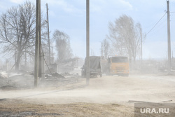 ПГТ Сосьва после пожара, последствия пожара в исправительной колонии. Свердловская область, пыль, сильный ветер, пыльная буря