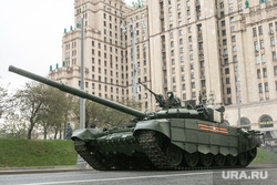 Движение техники для репетиции Парада Победы 9 мая. Москва, военная техника на марше, т-90, танк, колонна техники