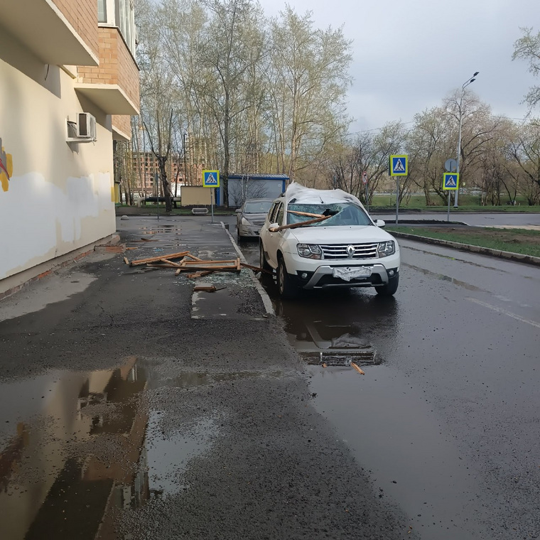 На улице Рижской деревянная рама с балкона рухнула на припаркованную машину