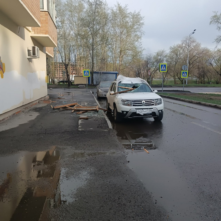На улице Рижской деревянная рама с балкона рухнула на припаркованную машину