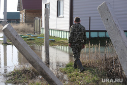 Паводок в селе Клепиково. Ишимский район , половодье, мужчина, паводок, наводнение, потоп, разлив