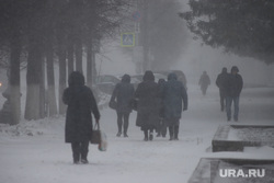 Снегопад в апреле во время пандемии коронавируса.  Курган , снег, снегопад, холод, плохая видимость, снег в городе, сугробы в городе, плохая погода, вьюга, метель, снег в кургане