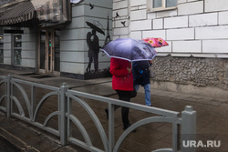 Свердловские зарисовки. Екатеринбург, город, уличное искусство, дождливая погода, стрит арт, улица 8 марта, женщины с зонтом