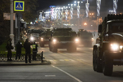 На главной площади Екатеринбурга репетируют парад Победы. Фото, видео