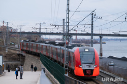 Апрель в городе. Пермь, набережная, мост, электричка, люди, электросети, ржд, прохожие, отдых, река, весна, коммунальный мост, железная дорога, поезд, кама