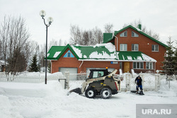 Уборка снега на территории коттеджного поселка «Березка». Сургут   , уборка снега, коттедж