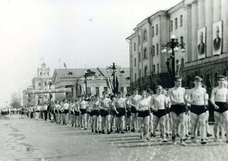 Колонна физкультурников на первомайском параде на площади имени Ленина — 1963 год