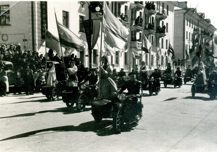 Женщины в национальных костюмах с флагами республик СССР на параде в честь Дня международной солидарности трудящихся на улице Ленина — 1960 год
