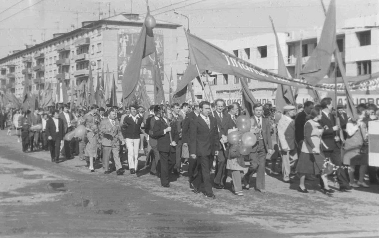 Шествие колонн проходило с флагами, транспорантами и плакатами — 1983 год