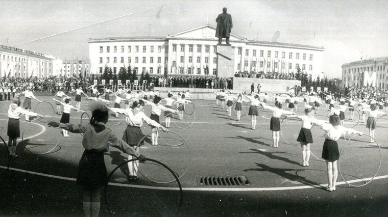 Выступление школьниц с обручами на площади имени Ленина — 1975 год