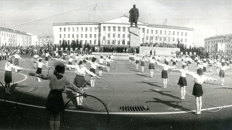Выступление школьниц с обручами на площади имени Ленина — 1975 год