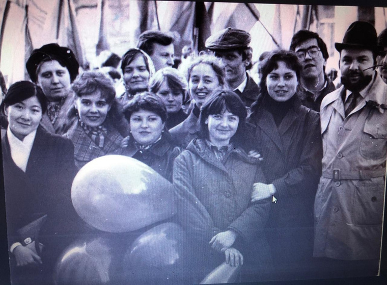 Курганцы на праздновании Первомая с воздушными шарами и флагами — 1984 год