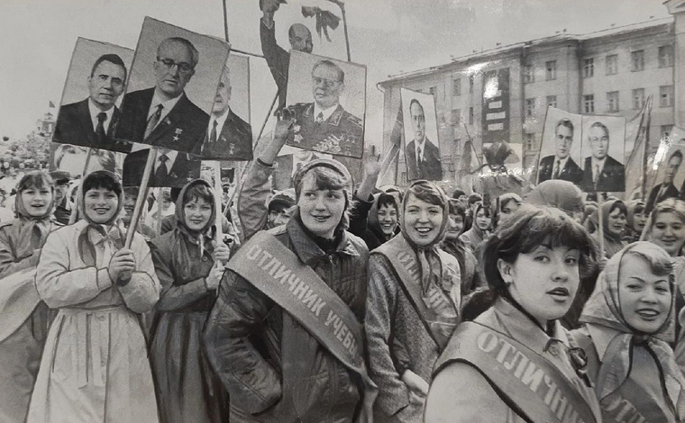 Отличники учебы на параде в День трудящихся — 1983 год