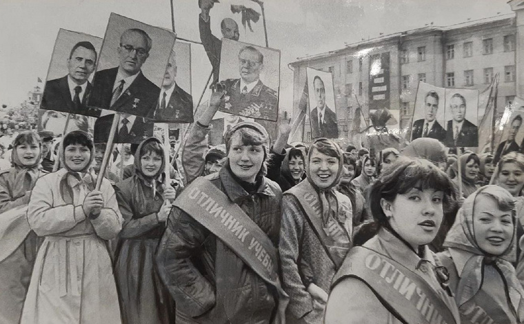 Отличники учебы на параде в День трудящихся — 1983 год