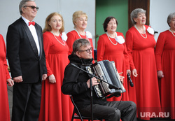 Танцевальная площадка для пожилых людей. Челябинск, хор, гармонист, пожилые люди, пенсионеры, танцевальная площадка, вокальный коллектив