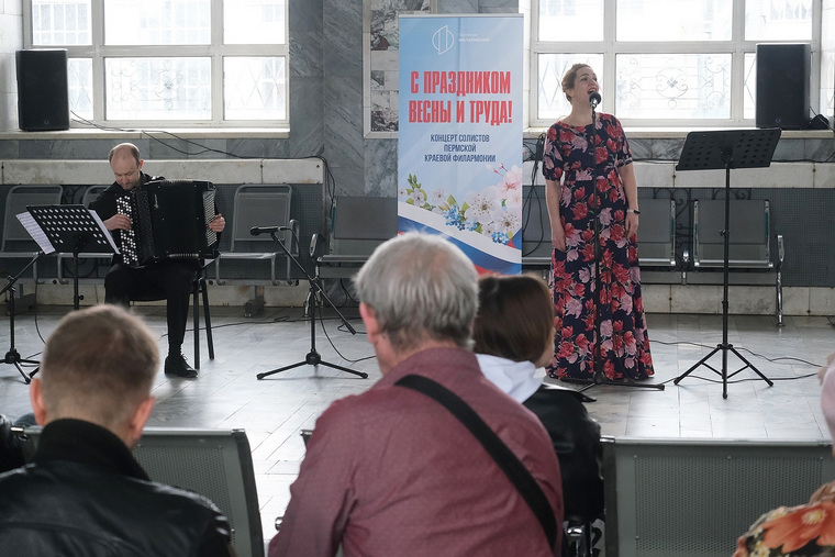 Маргарита Соснер и Андрей Мехоношин вы ступаю на железнодорожном вокзале