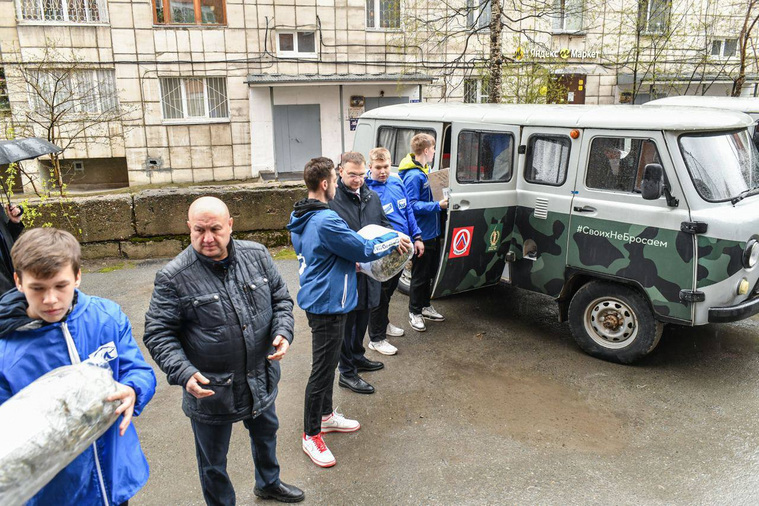Эдуадрд Соснин (третий справа) вместе с волонтерами помог загрузить автомобили вещами, которые собрали для военнослужащих горожане и организации