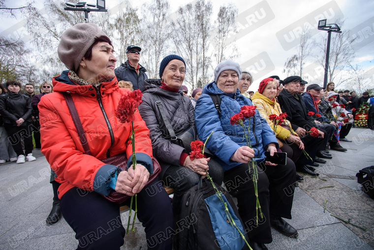 Торжественное возложение цветов к стеле «Город трудовой доблести». Екатеринбург 