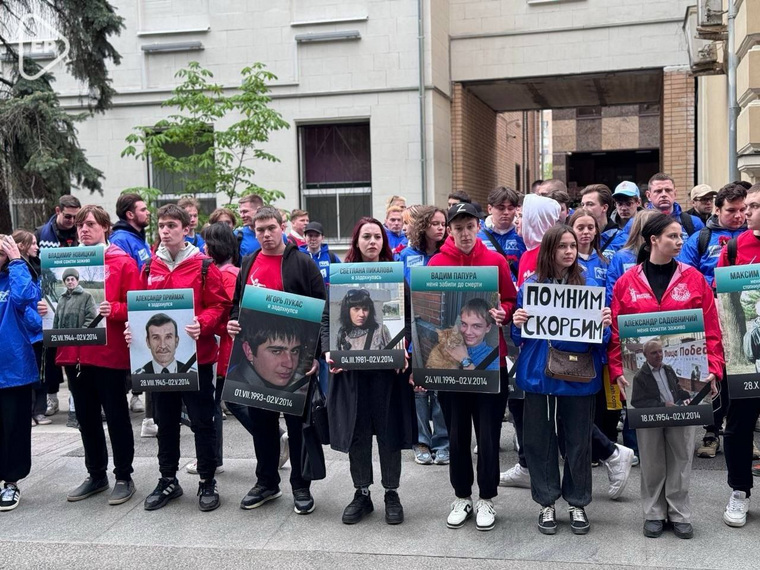 Активисты вышли на акцию с портретами погибших