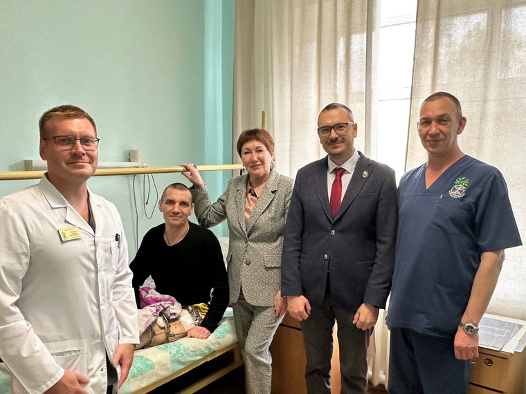 Сенатор Елена Перминова в Центре Илизарова посетила военнослужащего из Краснодарского края, который проходит лечение