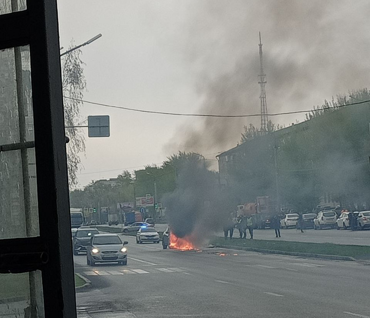 В Кургане загорелся автомобиль на проспекте Конституции