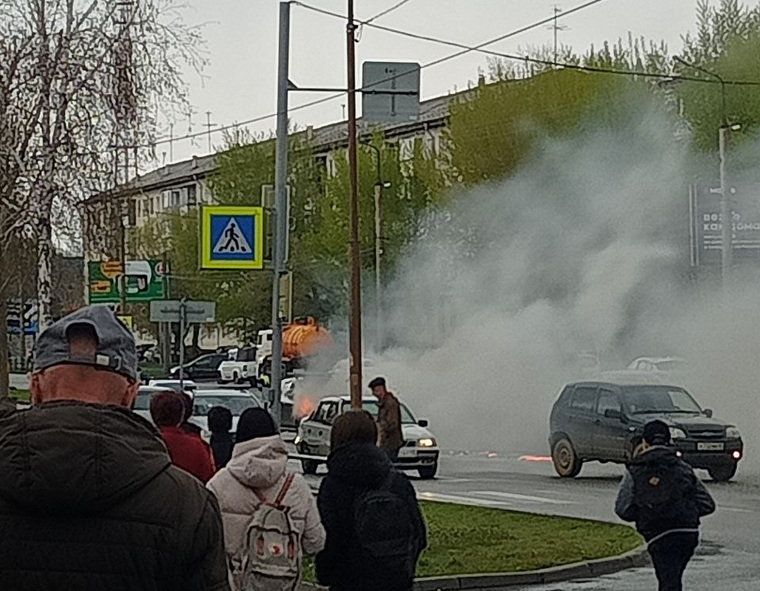 Инцидент с горящей машиной случился недалеко от областной детской больницы