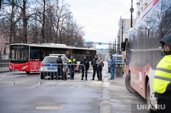 Эстафета  на призы газета Звезда. Пермь, деревья, автомобиль, перекрытие дороги, ограждение, полиция, барьер, дорога, весна, автобусы, металлический барьер