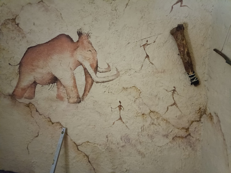 В пещере зрители увидят наскальные рисунки и предметы быта