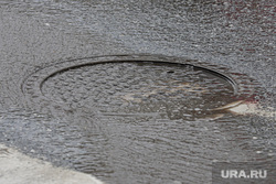 Весенняя оттепель и грязь на улицах. Екатеринбург, канализационный люк, люк, ливневка, канализация