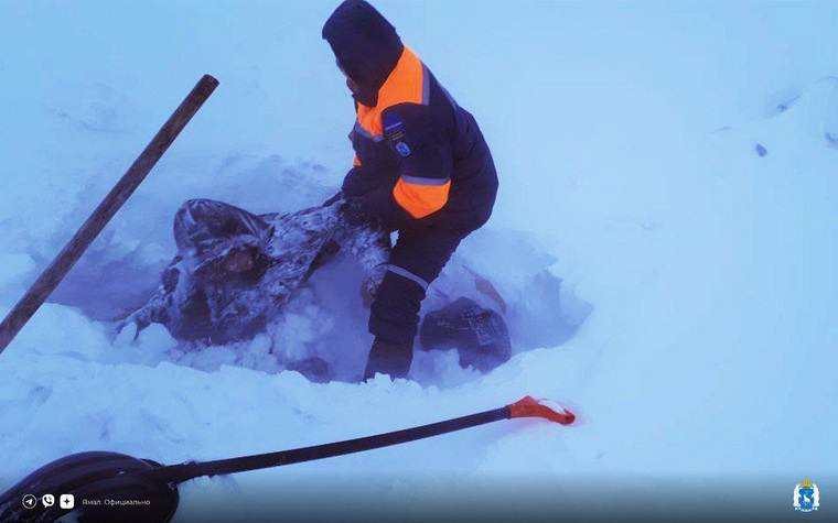 Спасатели вытащили из занесенных снегом саней замерзшую женщину