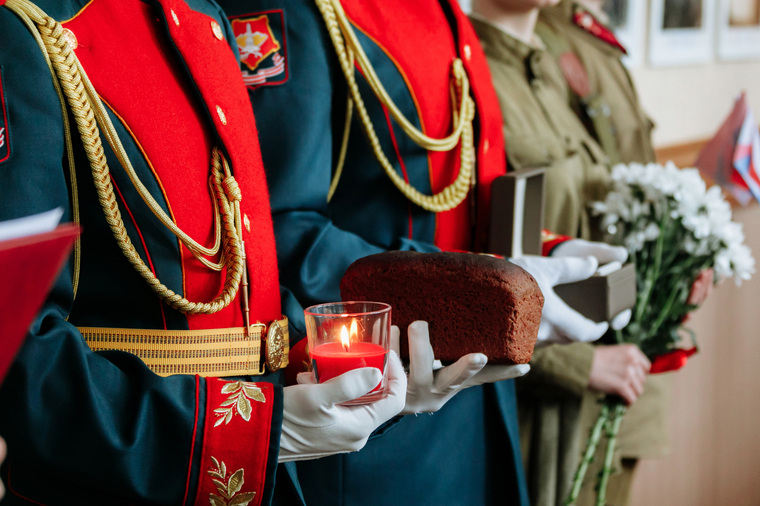 Ветеранам передают симводы Победы