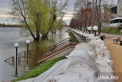 Набережная Тобола, дамба в городе.Курган, тобол, мешки с песком