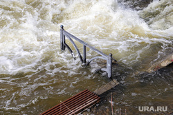 Поднятие уровня воды в реке Исеть. Екатеринбург, паводок, уровень воды, наводнение, подтопление