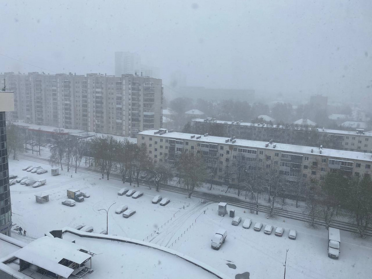 А так снег на Эльмаше в Екатеринбурге