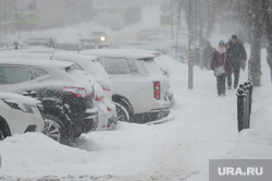 Снегопад. Челябинск, пешеход, иномарка, зима, буран, вьюга, погода, непогода, снегопад, климат, автотранспорт, февраль