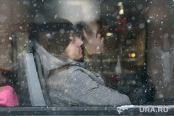 Снегопад в Екатеринбурге. Екатеринбург, снег, автобус, общественный транспорт, запотевшее окно, пассажир автобуса