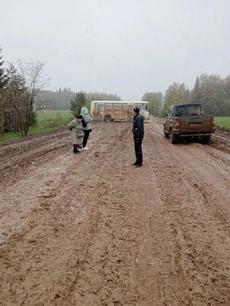 В Пермском крае пассажиров автобуса высадили в грязь из-за отсутствия дороги в деревню