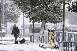 Майский снег (продолжение). Екатеринбург , непогода, снегопад, женщина с лопатой