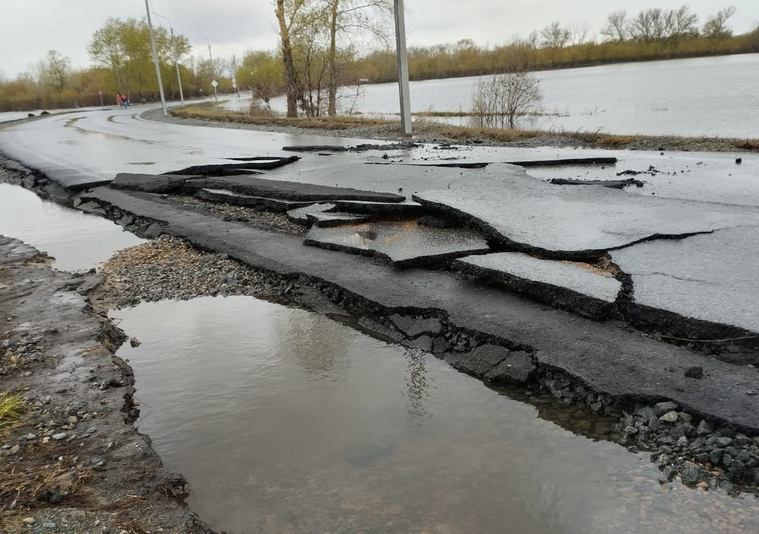 Проезд в курганский микрорайон Глинки размыло паводком