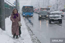 Снегопад в Москве. Москва, проезжая часть, тележка, пожилая женщина, снег на дороге, бабушка, снегопад