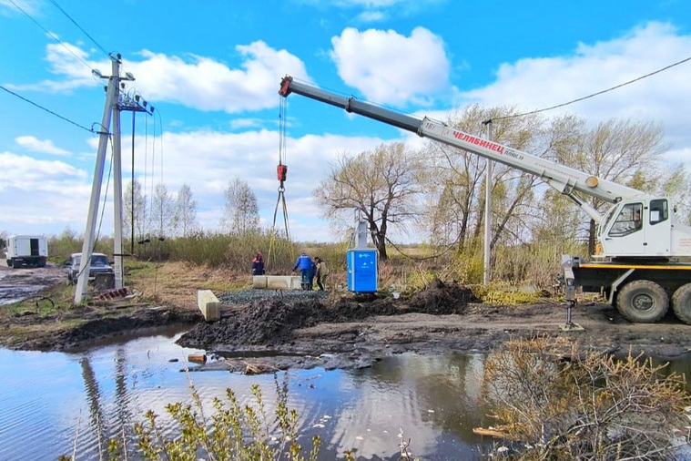 Бригада Лебяжьевского РЭС проводит аварийно-восстановительные работы на оборудовании в зоне затопления