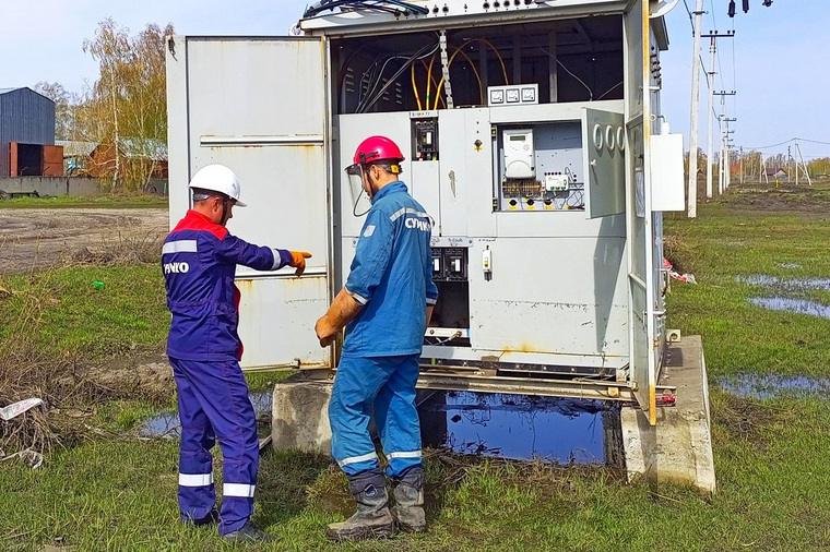 Энергетики Кетовского РЭС осматривают трансформаторную подстанцию после схода воды