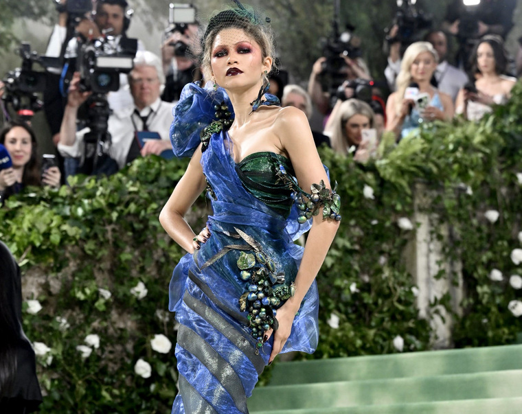 Зендея пришла в платье Margiela, вдохновленным Christian Dior Couture 1999